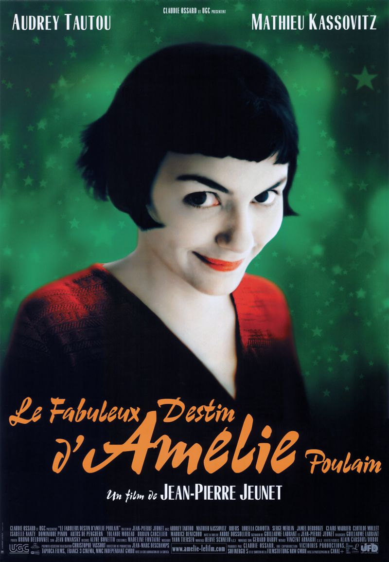 Filmposter van Le fabuleux destin d'Amélie Poulain: een groene achtergrond met een jonge vrouw ervoor met een rood jurkje dat schalks in de camera kijkt. Onderaan in oranje de filmtitel.