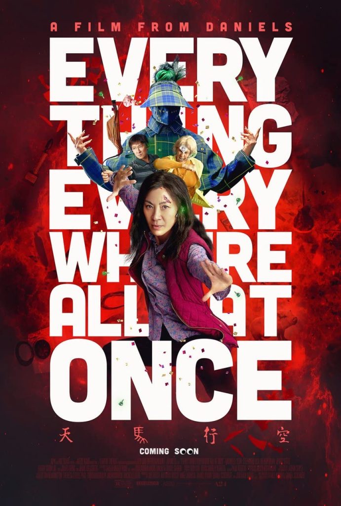 Poster van de film Everything, everywhere all at once. De naam van de film in grote witte letters, met daarvoor diverse hoofdrolspelers in vechthouding.