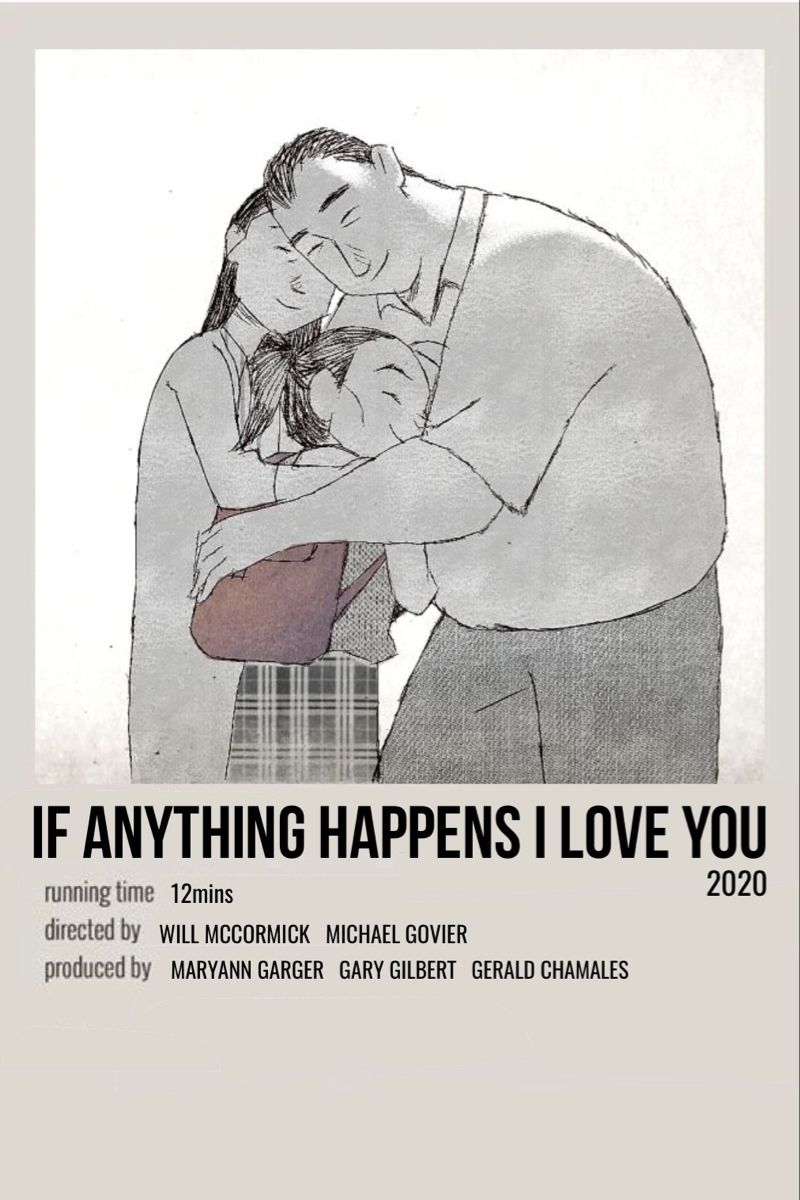 Poster voor de film If anything happens, I love you met een gezin bestaande uit vader, moeder en dochter die knuffelen, weergegeven in grijstinten.