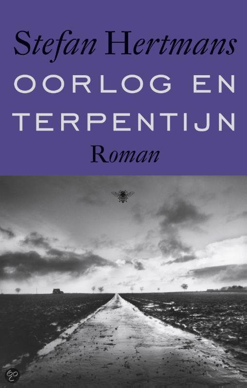 Kaft van het boek Oorlog en Terpentijn: een paarse achtergrond met de titel en auteursnaam en daaronder een zwart-witfoto met een vlak landschap met natte weg richting horizon.