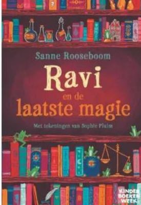 Kaft van Ravi en de laatste magie: kastanjerode boekenkast met daarin diverse boeken, flessen met gekleurde vloeistoffen en instrumenten.