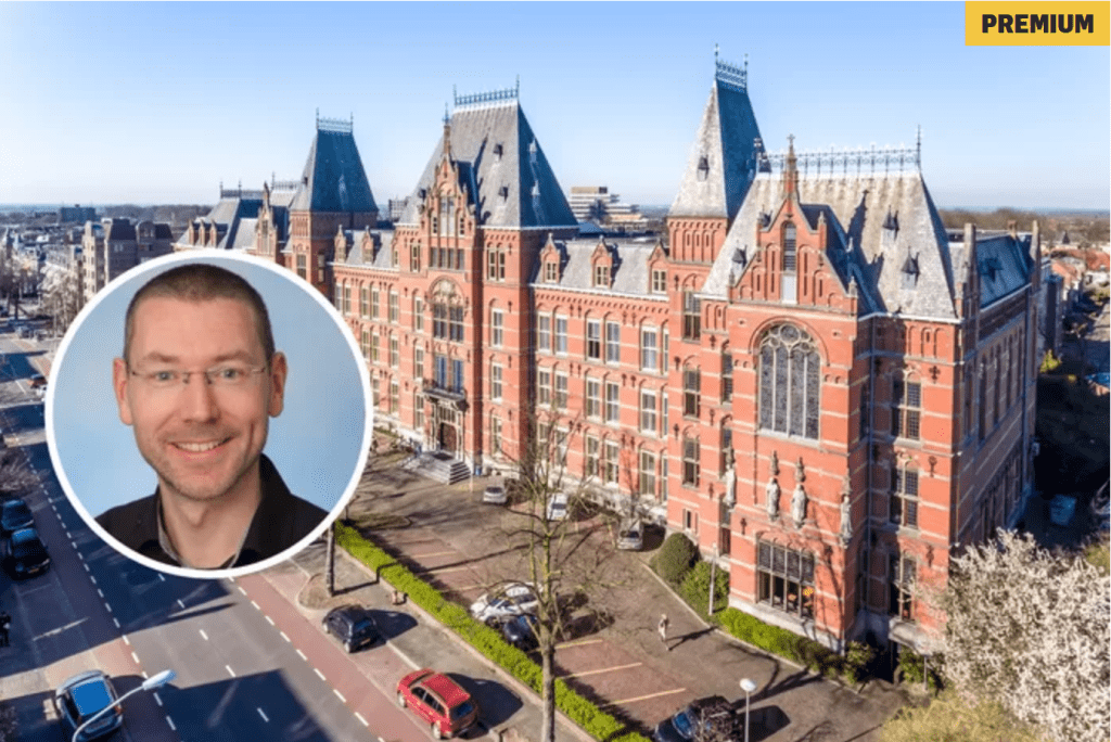 Foto van het oude gebouw van het Canisius College in Nijmegen met een inzet van een pasfoto van Wim Pelgrim.