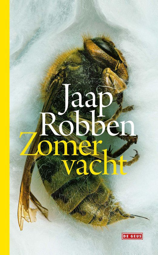 Kaft van het boek Zomervacht van Jaap Robben met een bij liggend op een witte stof met daaroverheen de titel en naam van de auteur.