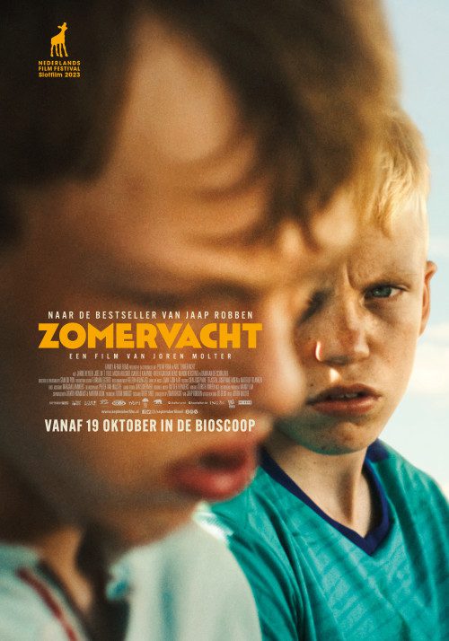 Poster van de film Zomervacht met het gezicht van Lucien en profile vaag op de voorgrond, het gezicht van Brian die naarm hem kijkt erachter.