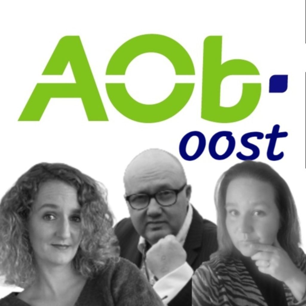 Logo van de podcast AOB Oost met een zwart-witfoto van de drie makers onder het groen/blauwe logo van de AOB Oost.