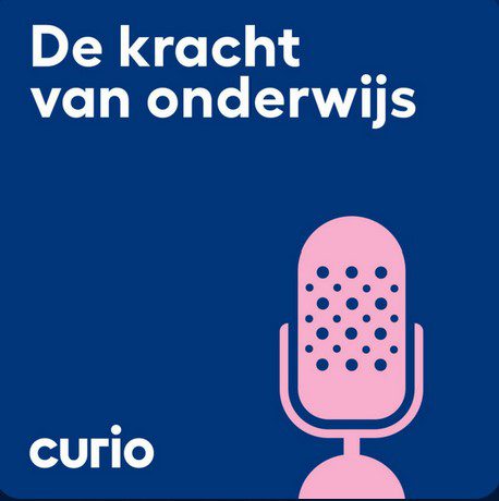 Logo van De kracht van onderwijs: donkerblauwe achtergrond met een gestileerde roze podcastmicrofoon.