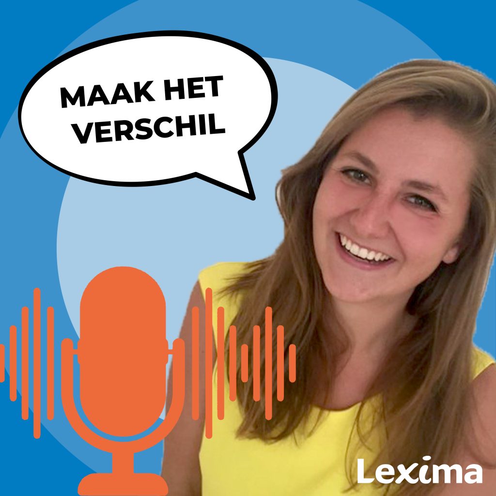 Lichtblauwe achtergrond, foto van de presentatrice en een icoon van een oranje podcastmicrofoon.