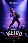 Filmposter van Weird, the Al Yankovic story: paarse achtergrond met vaag zichtbaar een stadionpubliek, in het midden een man met zwart krullend haar en een accordeon die uitzinnig zingt.